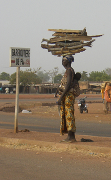 Femme allant chercher le bois à Ouagadougou
